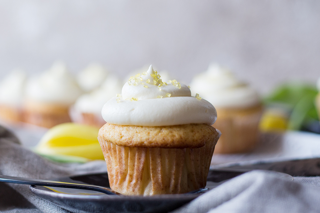 Zitronen Cupcakes mit Frischkäse-Frosting – Culirena