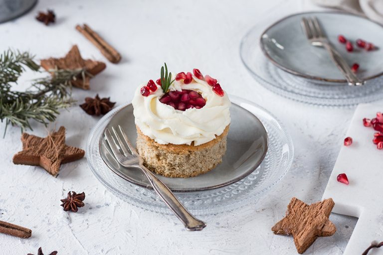 Weihnachtstörtchen mit Gewürzbiskuit und Granatapfel Culirena