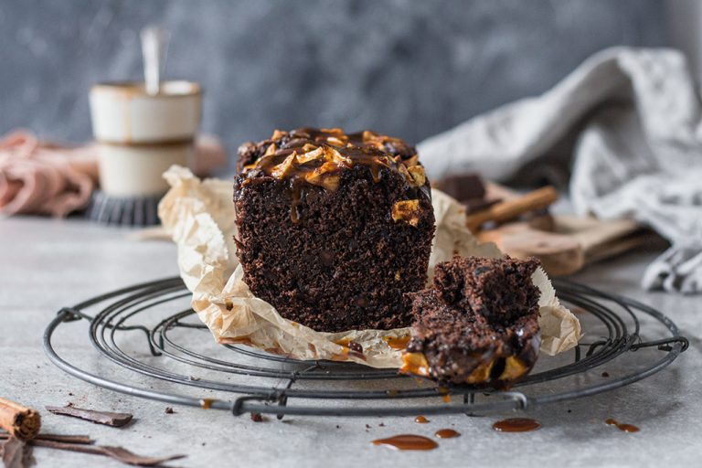 Kleiner Schokoladenkuchen mit Apfel-Karamell-Topping – Culirena