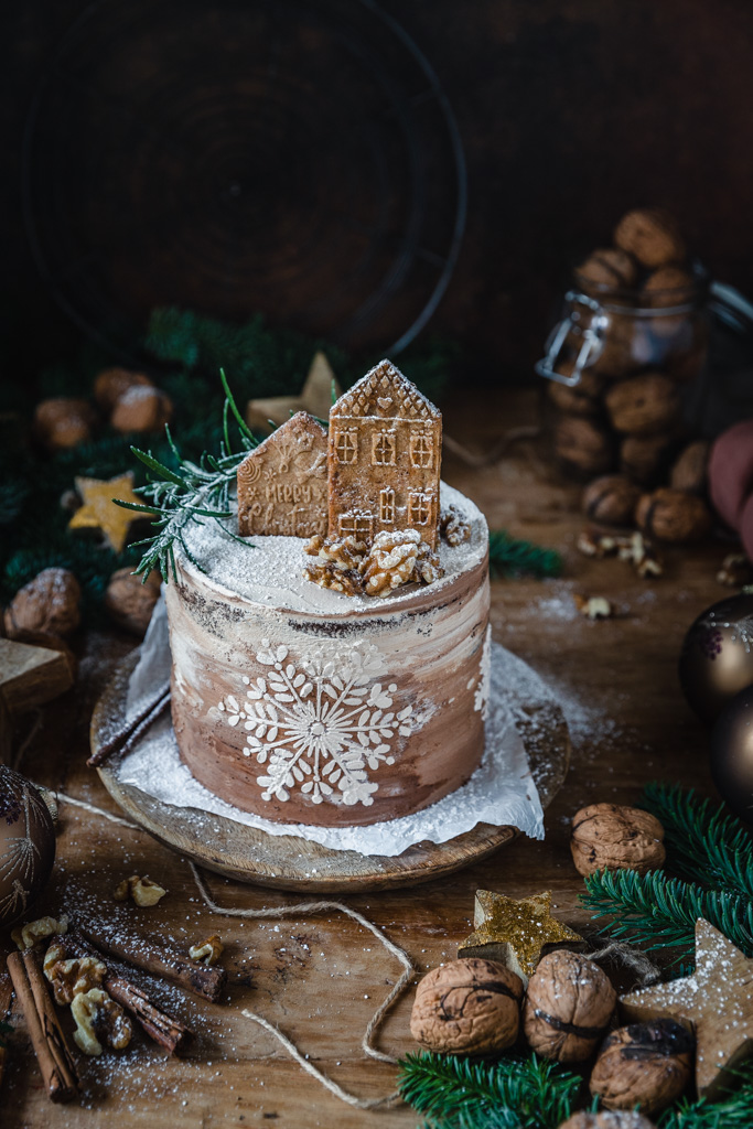 Schoko-Walnuss Torte mit Rum und weihnachtlicher Dekoration – Culirena