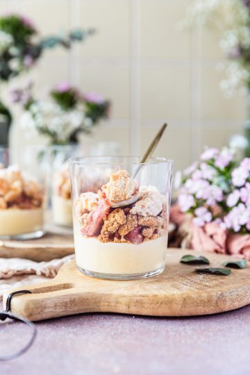 Frühlingsdessert: Vanillepudding mit Rhabarber-Kompott und Mandel ...